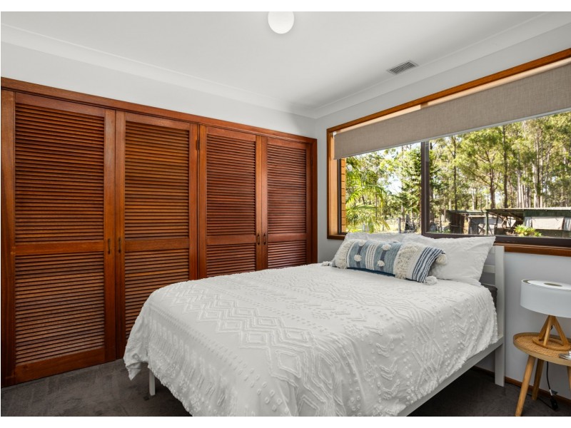 882 Old Bar Road, Old Bar NSW 2430
