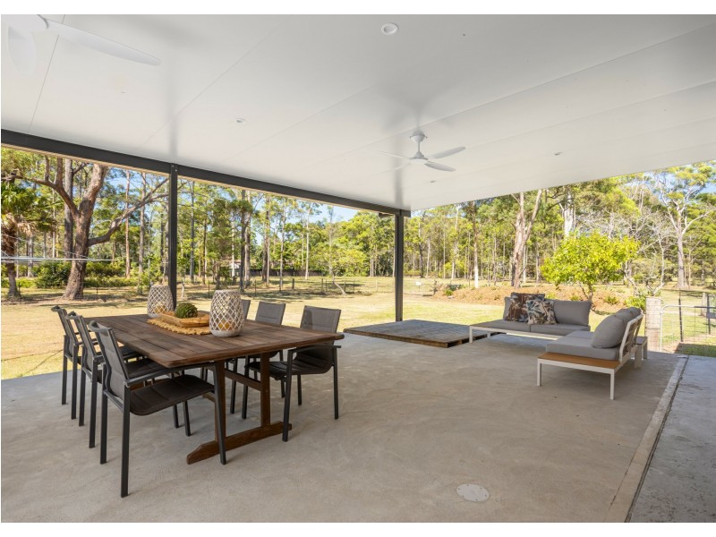 882 Old Bar Road, Old Bar NSW 2430