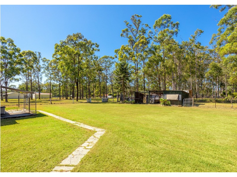 882 Old Bar Road, Old Bar NSW 2430