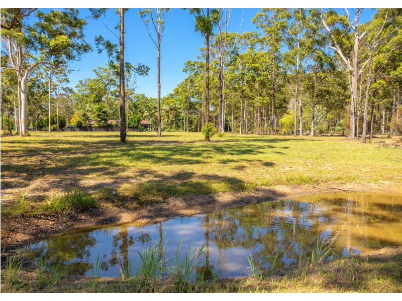 882 Old Bar Road, Old Bar NSW 2430