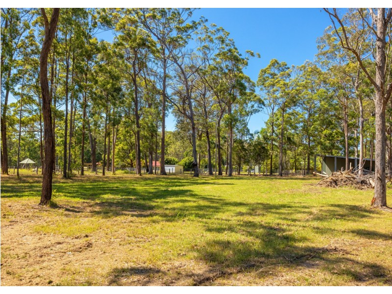 882 Old Bar Road, Old Bar NSW 2430