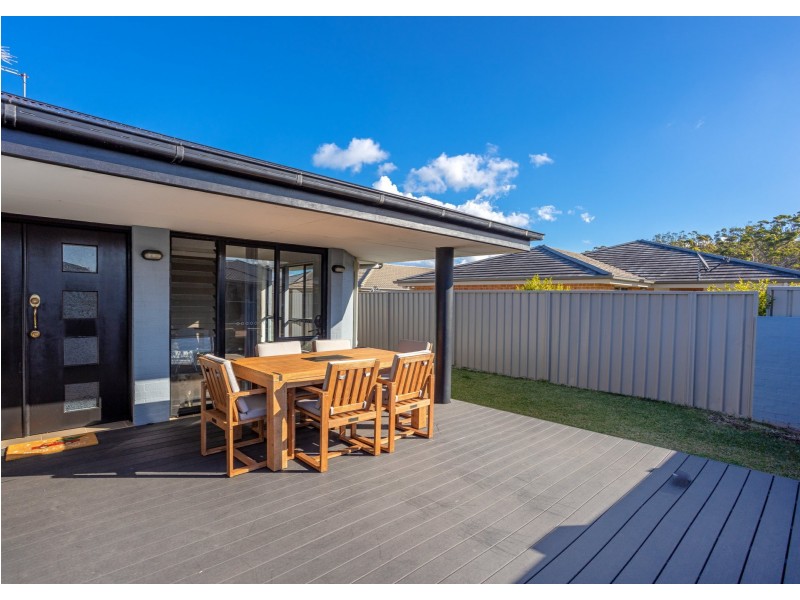2 Greenbank Way, Old Bar NSW 2430