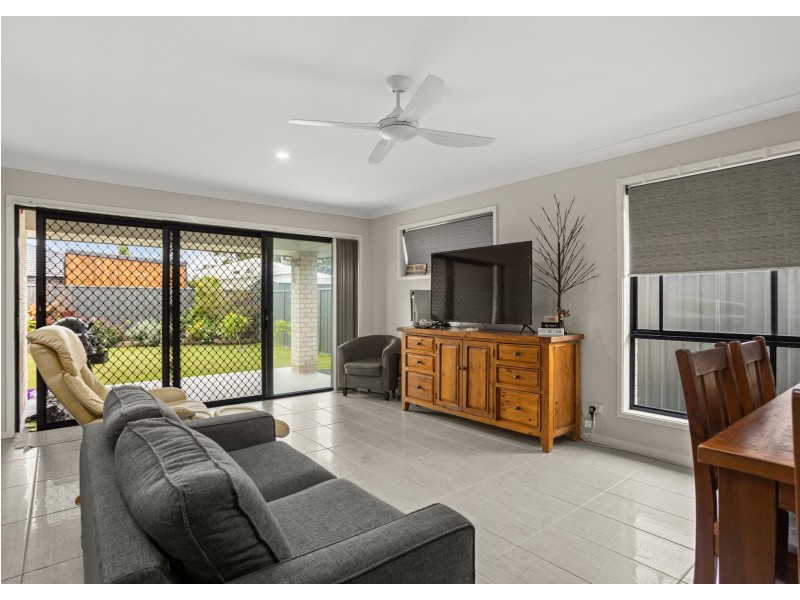 16 Mariner Avenue, Old Bar NSW 2430