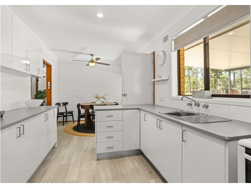 882 Old Bar Road, Old Bar NSW 2430