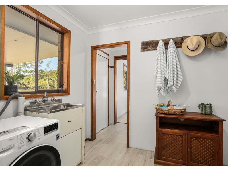 882 Old Bar Road, Old Bar NSW 2430