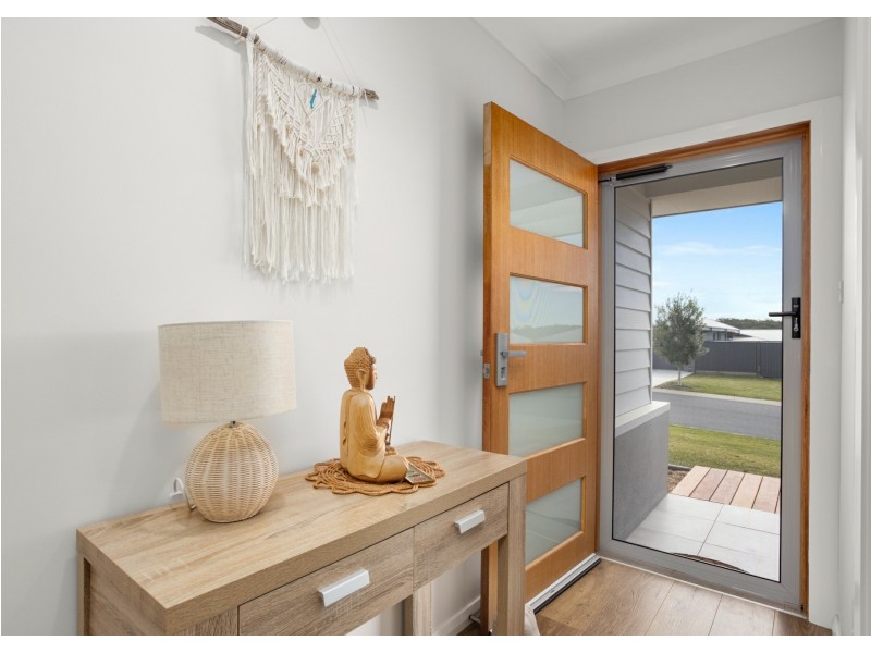 6 Auvergne Way, Old Bar NSW 2430
