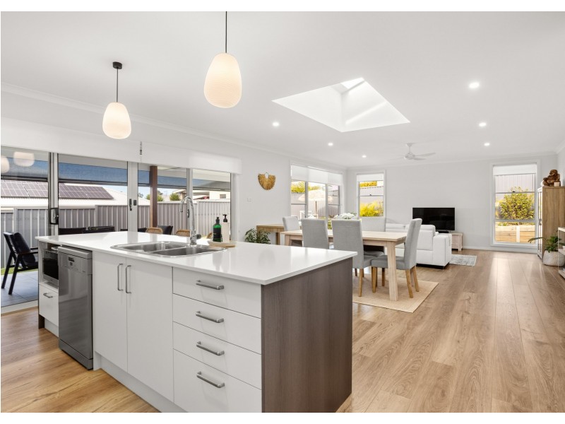 6 Auvergne Way, Old Bar NSW 2430