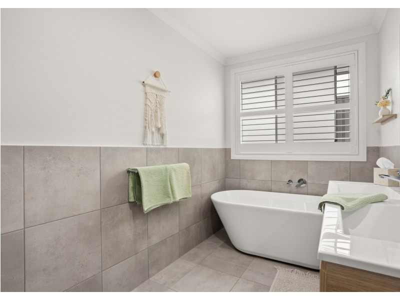 6 Auvergne Way, Old Bar NSW 2430