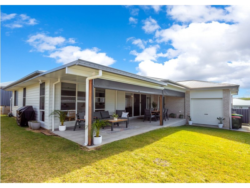 6 Auvergne Way, Old Bar NSW 2430