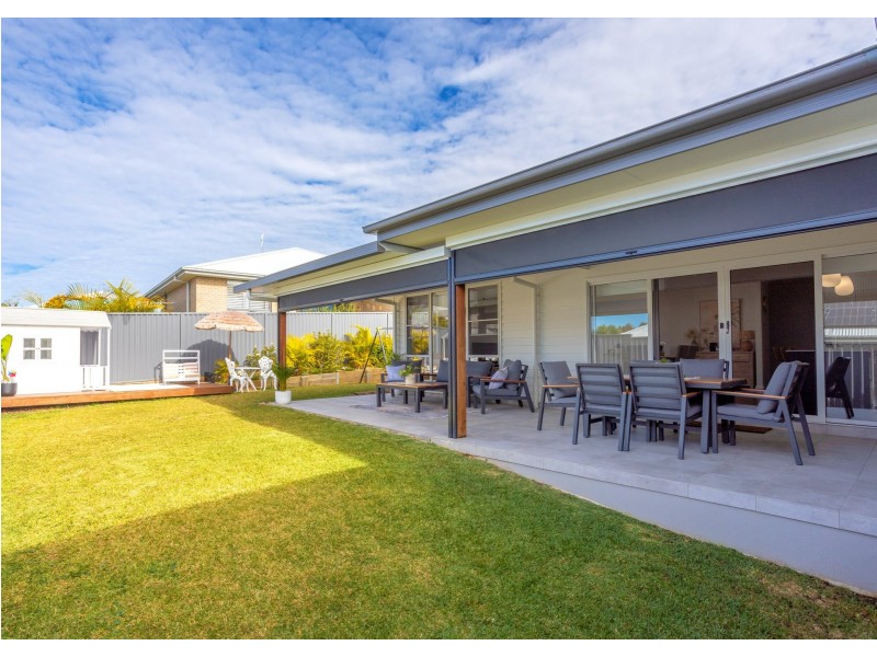 6 Auvergne Way, Old Bar NSW 2430