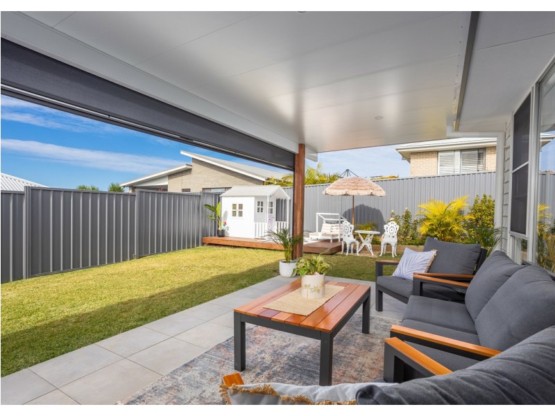 6 Auvergne Way, Old Bar NSW 2430