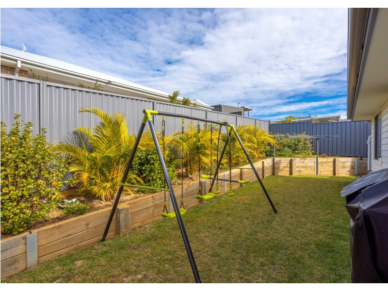 6 Auvergne Way, Old Bar NSW 2430