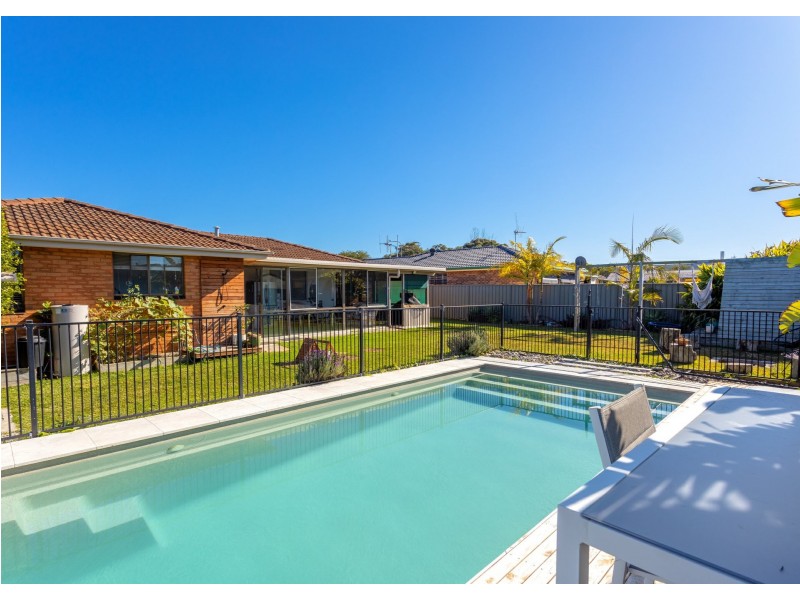 8 Joel Drive, Old Bar NSW 2430