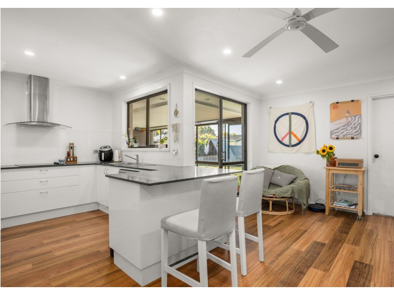 8 Joel Drive, Old Bar NSW 2430