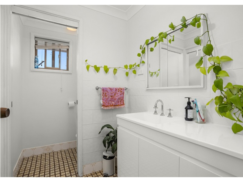 8 Joel Drive, Old Bar NSW 2430