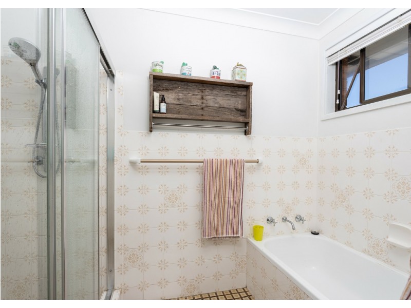 8 Joel Drive, Old Bar NSW 2430