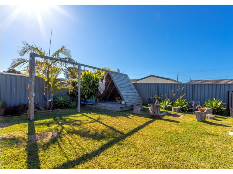 8 Joel Drive, Old Bar NSW 2430