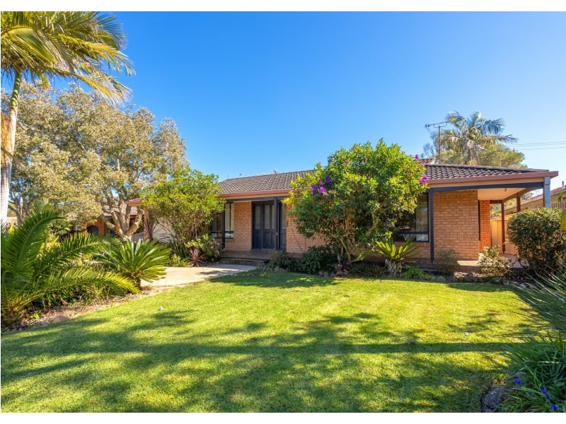 11 Oceanic Place, Old Bar NSW 2430