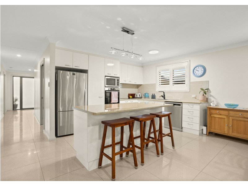 8 Albatross Way, Old Bar NSW 2430