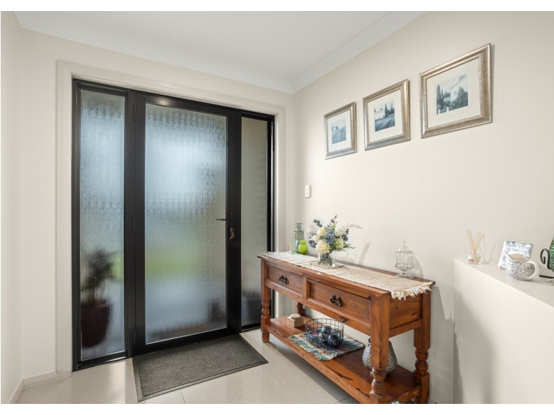 8 Albatross Way, Old Bar NSW 2430