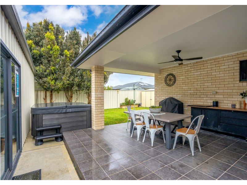 8 Albatross Way, Old Bar NSW 2430