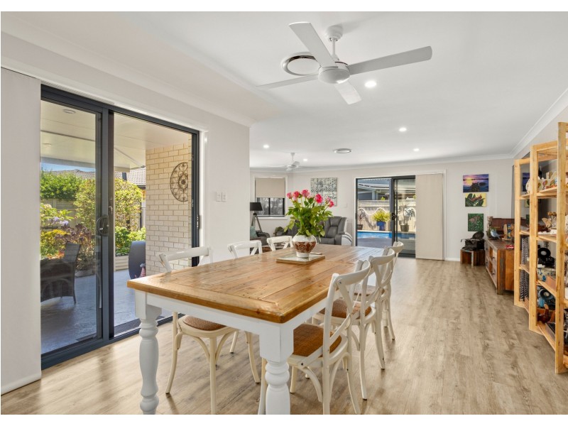 9 Yellowfin Avenue, Old Bar NSW 2430
