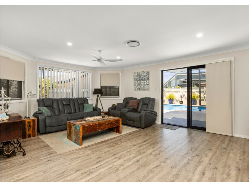 9 Yellowfin Avenue, Old Bar NSW 2430