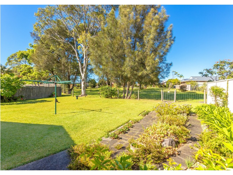 9 Suni Drive, Old Bar NSW 2430