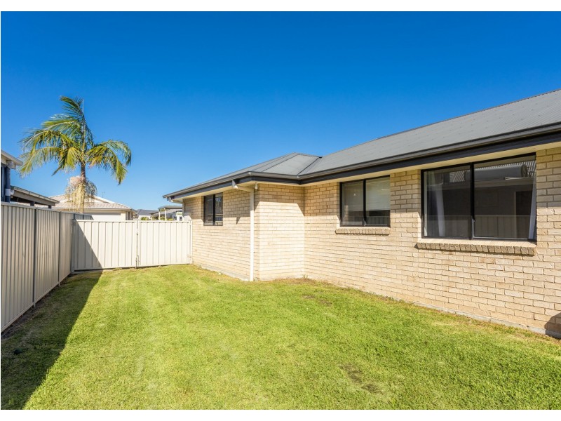 7 Flagtail Avenue, Old Bar NSW 2430