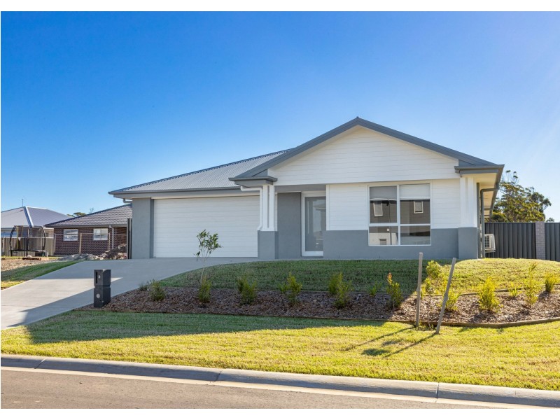 2 Newport Circuit, Old Bar NSW 2430