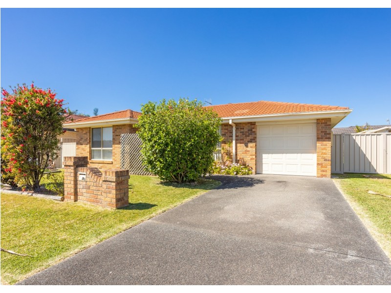 18 Albatross Way, Old Bar NSW 2430