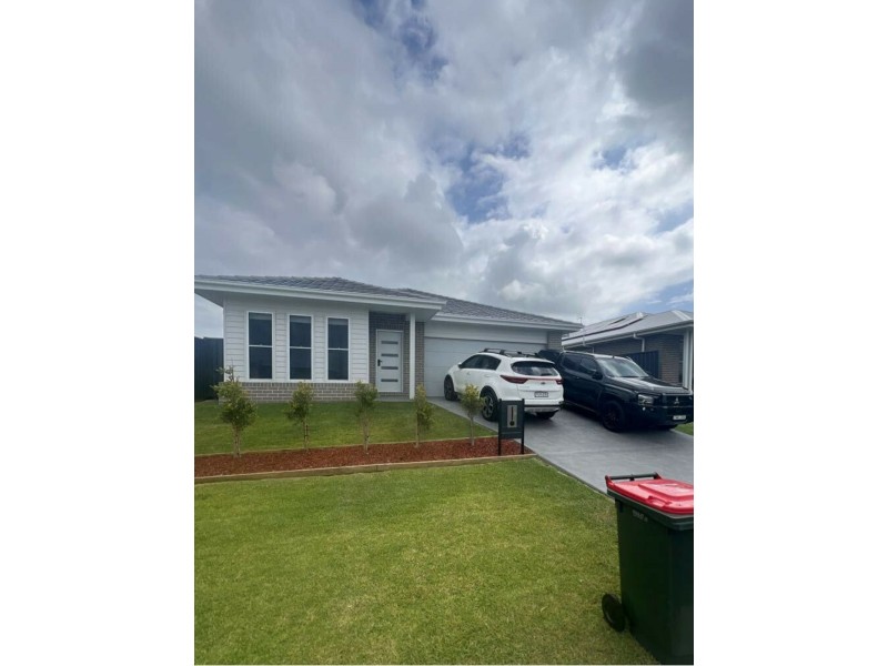 8 Newport Circuit, Old Bar NSW 2430