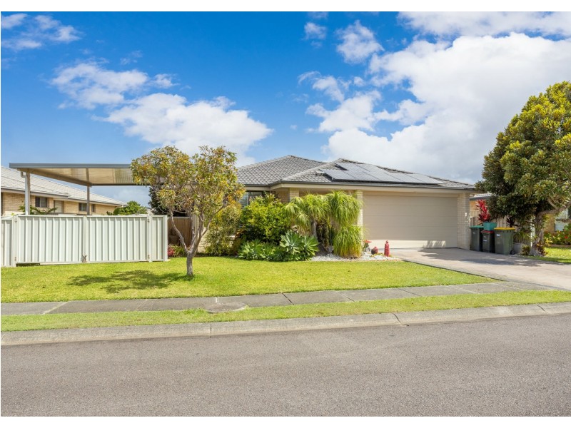 10 Flagtail Avenue, Old Bar NSW 2430