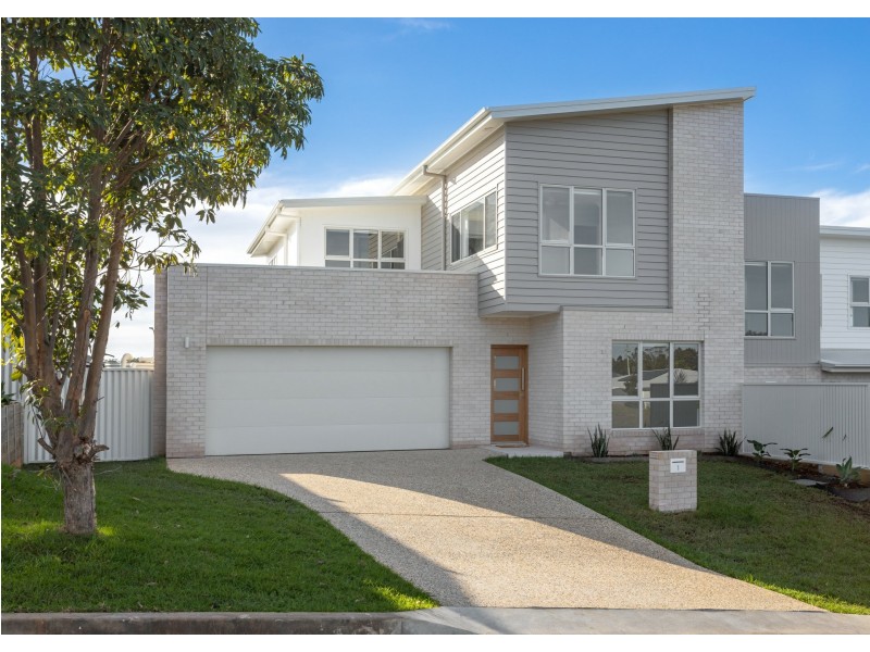 1 Ondaroo Crescent, Old Bar NSW 2430