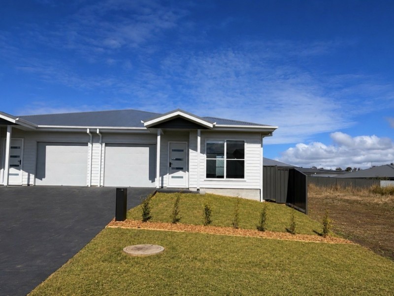 2/24 Cubbaroo Street, Old Bar NSW 2430