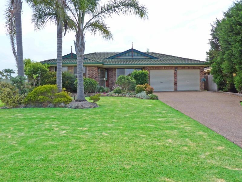 19 Pryor Crescent, Old Bar NSW 2430