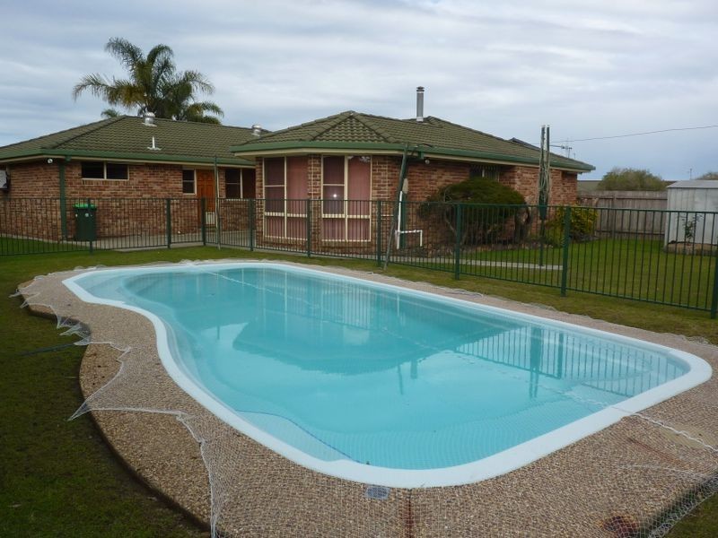 19 Pryor Crescent, Old Bar NSW 2430