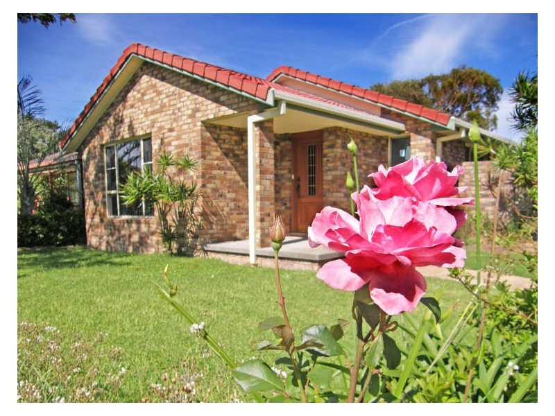 9 Oceanic Place, Old Bar NSW 2430
