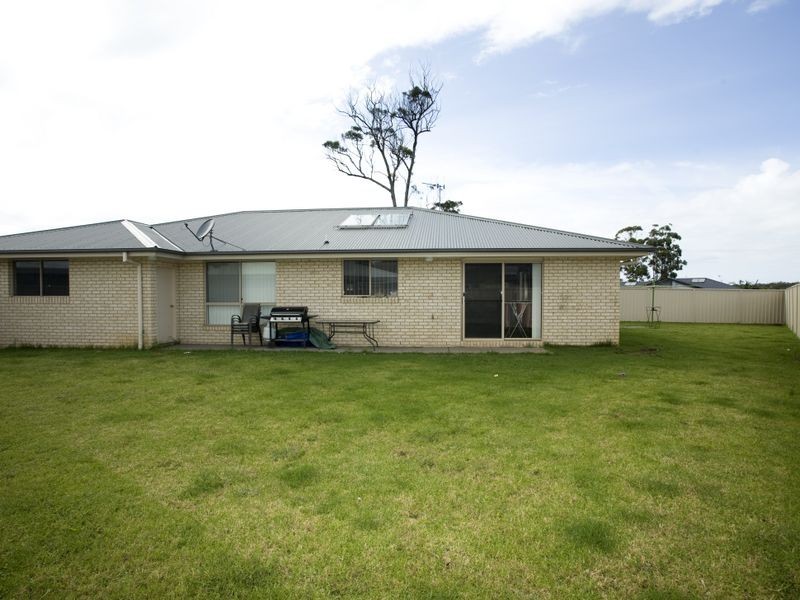4 Curlew Place, Old Bar NSW 2430