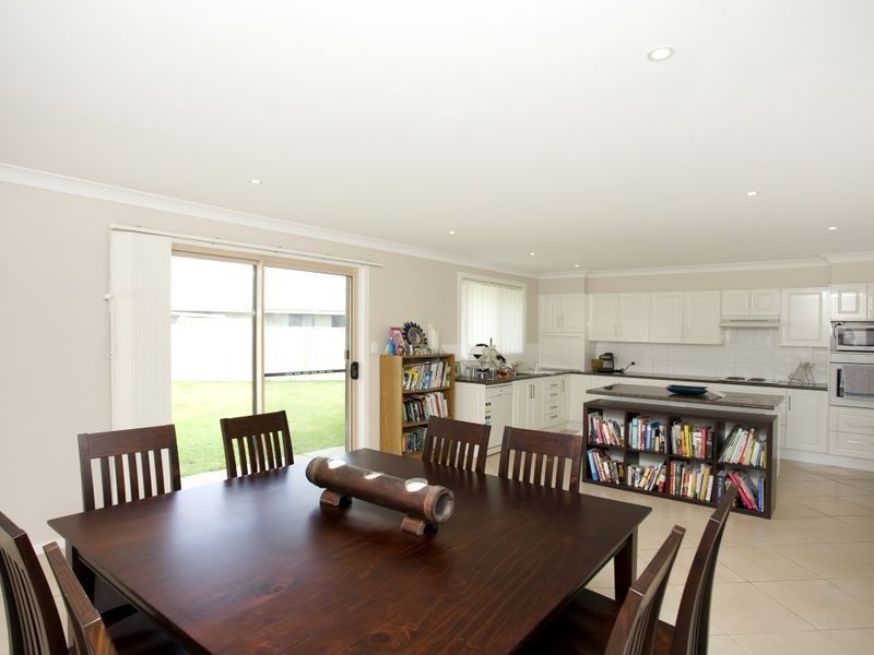 4 Curlew Place, Old Bar NSW 2430