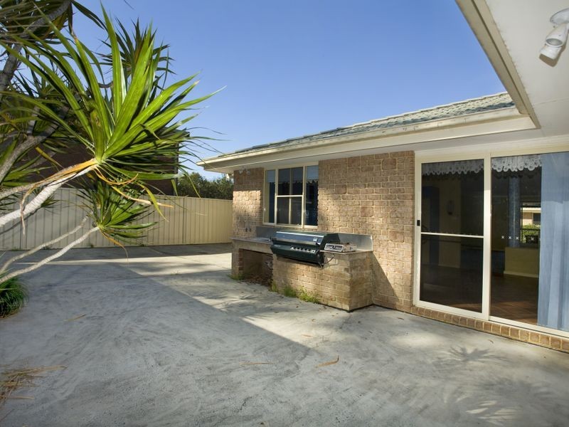 2/24 Wyden Street, Old Bar NSW 2430