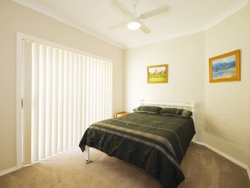 4 Hina Close, Old Bar NSW 2430