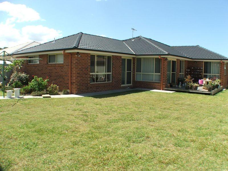 6 Flagtail Avenue, Old Bar NSW 2430