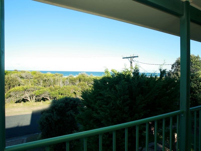 17 Pacific Parade, Old Bar NSW 2430