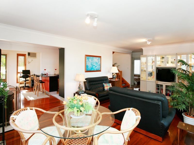 17 Pacific Parade, Old Bar NSW 2430