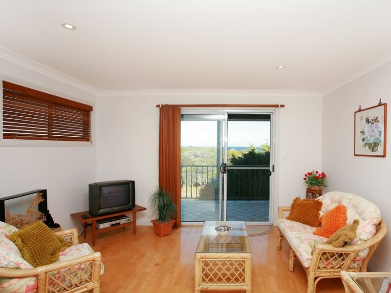 17 Pacific Parade, Old Bar NSW 2430