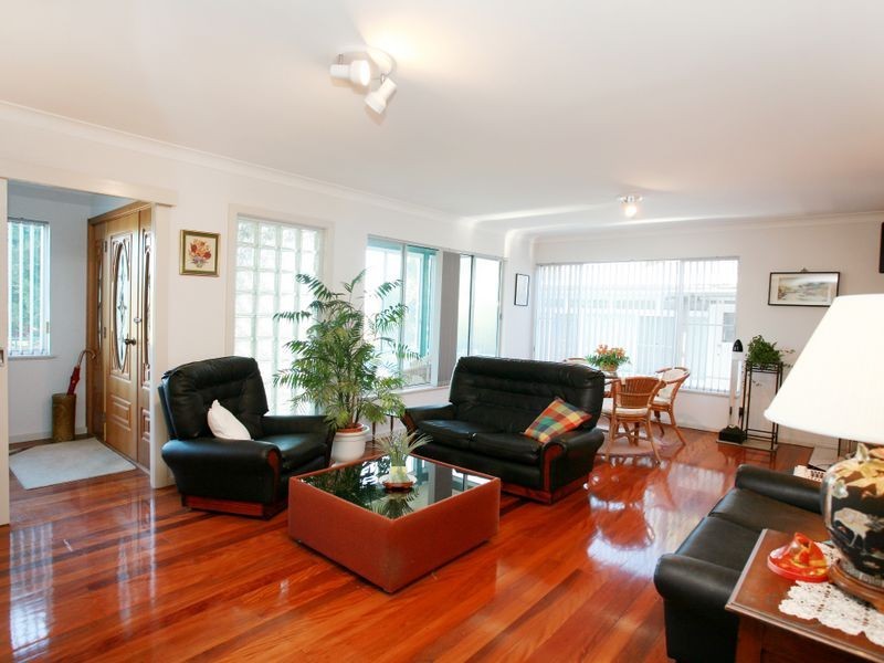 17 Pacific Parade, Old Bar NSW 2430