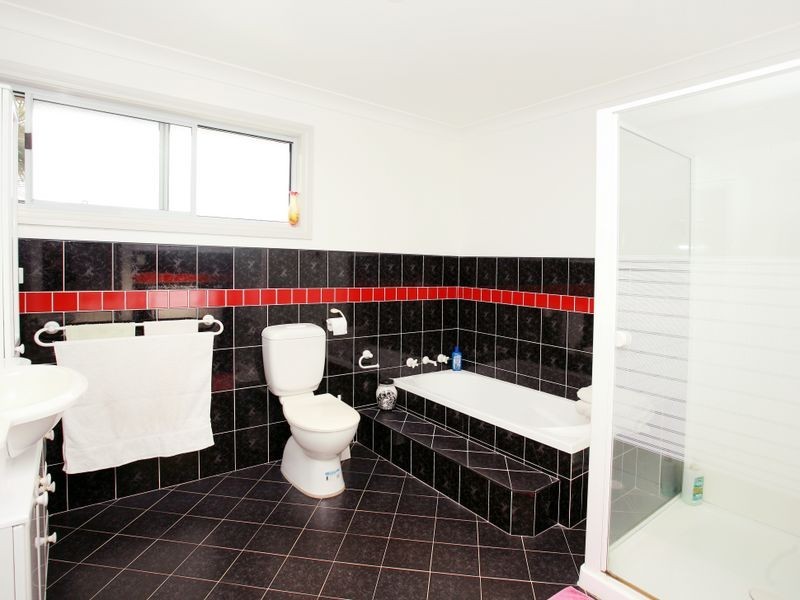 17 Pacific Parade, Old Bar NSW 2430