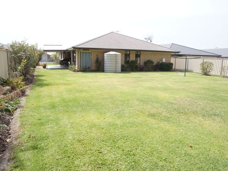 37 Albatross Way, Old Bar NSW 2430