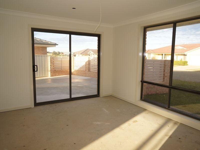 1/2 Flagtail Avenue, Old Bar NSW 2430